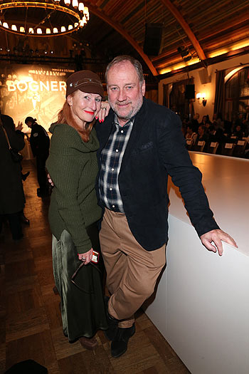 Birgitt Wolff und Harold Faltermeyer  bei der Fashion Show „BOGNER CELEBRATES MARIA 23“ der Herbst/Winter Kollektion 2023/2024 als Tribute für Maria Bogner’s erste Kollektion und Modenschau 1948im Hofbräuhaus am 19.01.2023 (Photo by Gisela Schober/Getty Images/PR für Bogner)